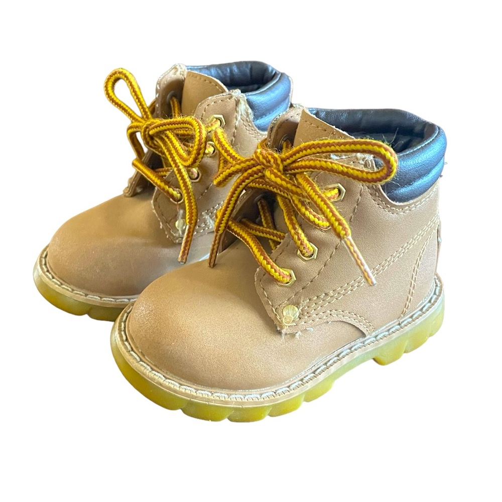 BOGO McKids baby Timberland style boots EUC baby size 4W